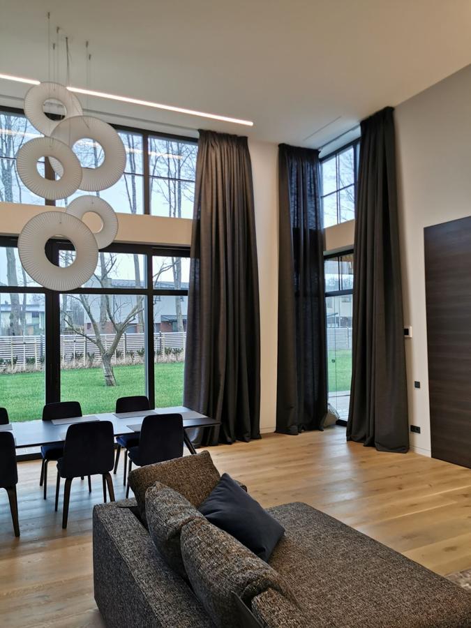 Elektriniai karnizai – modernus sprendimas, kuris keičia kasdienį komfortą