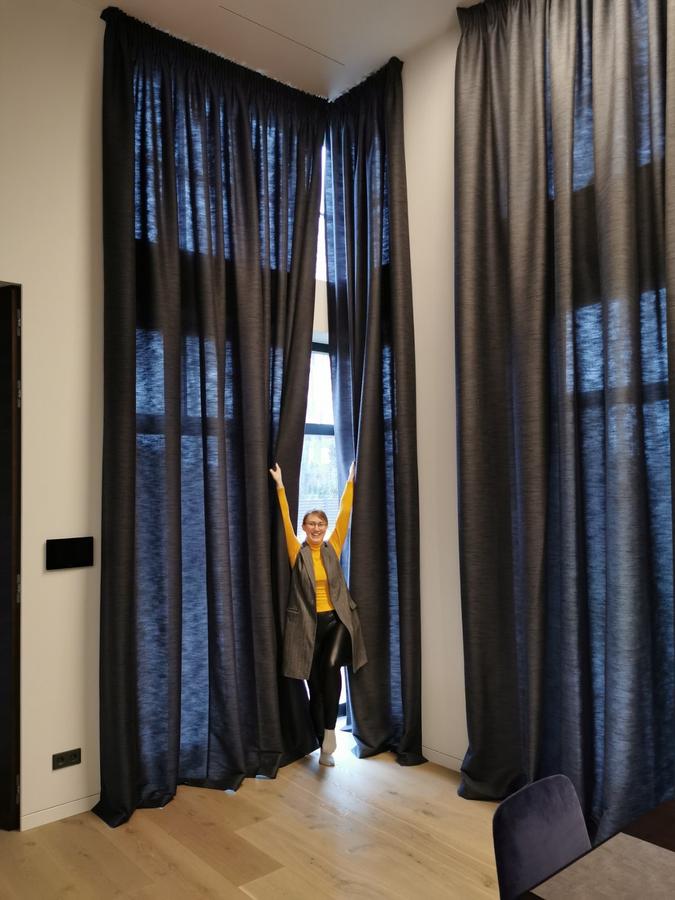Aukštos užuolaidos: kaip išnaudoti aukštas lubas ir sukurti proporcingą interjerą?