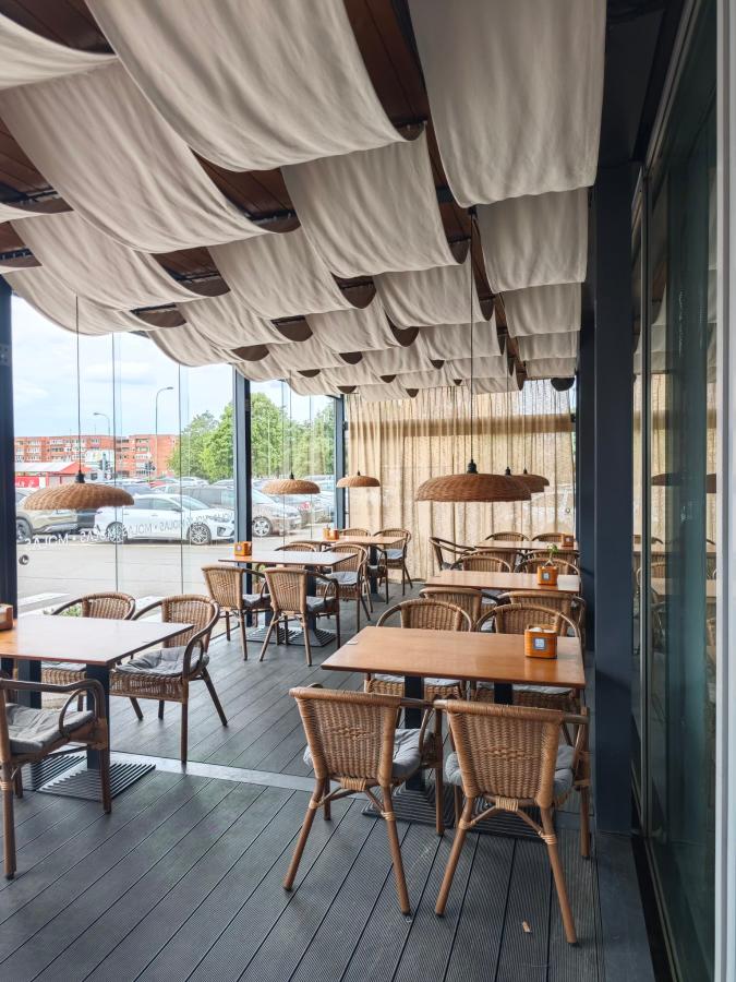 Lauko terasos tekstilė restoranui: kodėl gražaus audinio neužtenka?